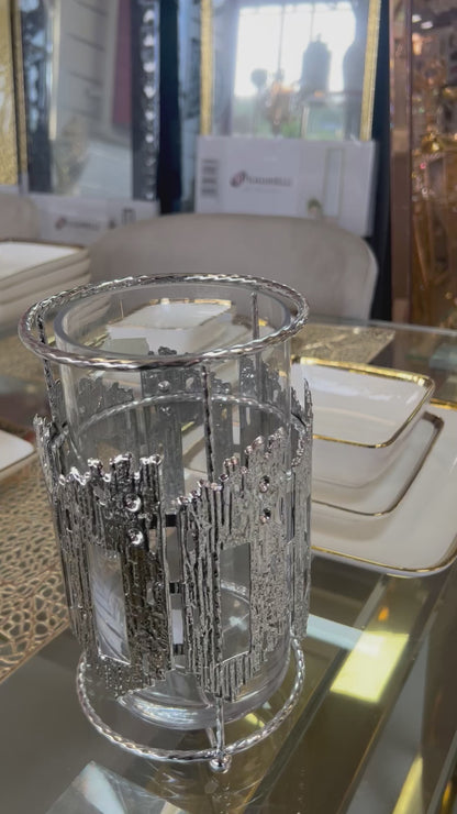 Portavelas cilíndrico plateado con diseño calado