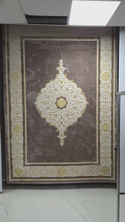 Alfombra Diseño Khanjar Marrón con Detalles Dorados – Elegancia Clásica Árabe