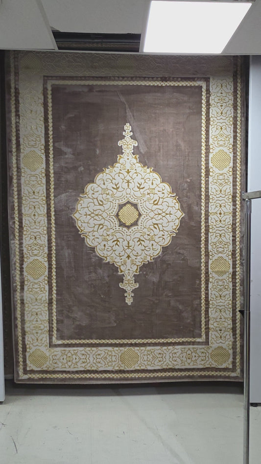 Alfombra Diseño Khanjar Marrón con Detalles Dorados – Elegancia Clásica Árabe