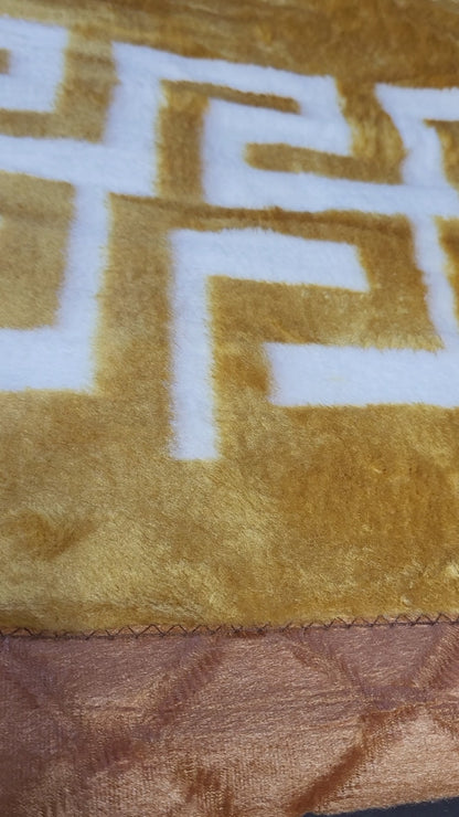 Manta Royal Eskimos 220 x 240 cm – 4 kg | Alta Calidad, Súper Suave y Cálida – 100% Poliéster - VERSACE DORADO