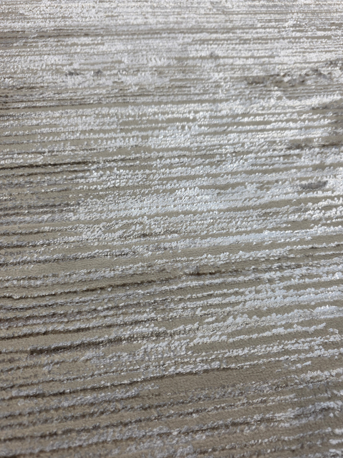 Alfombra Bruma: primer plano real del diseño lineal