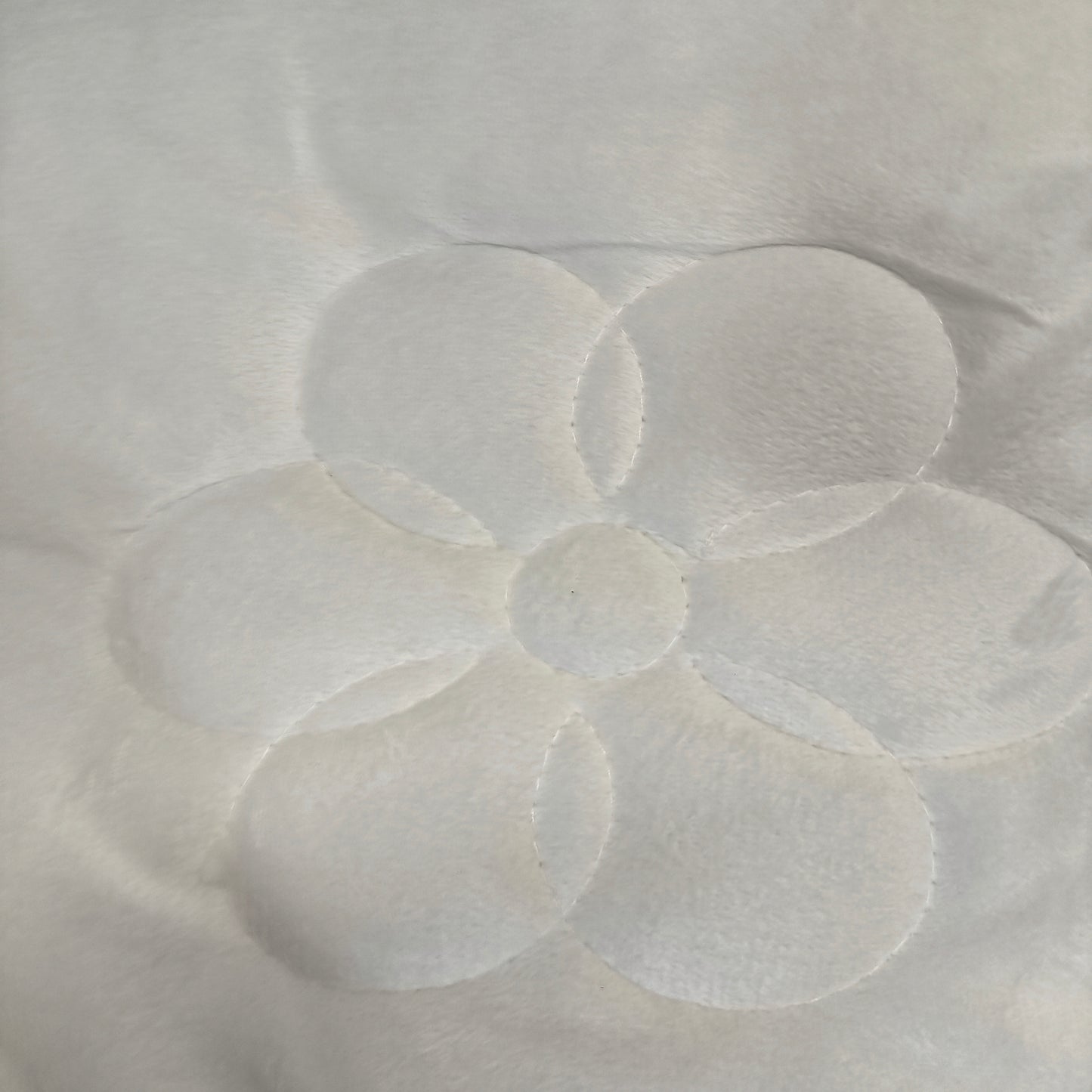 Edredón Aterciopelado con Borreguito MODELO TRAMA DE CANALÉ TRENZADO - COLOR CREMA