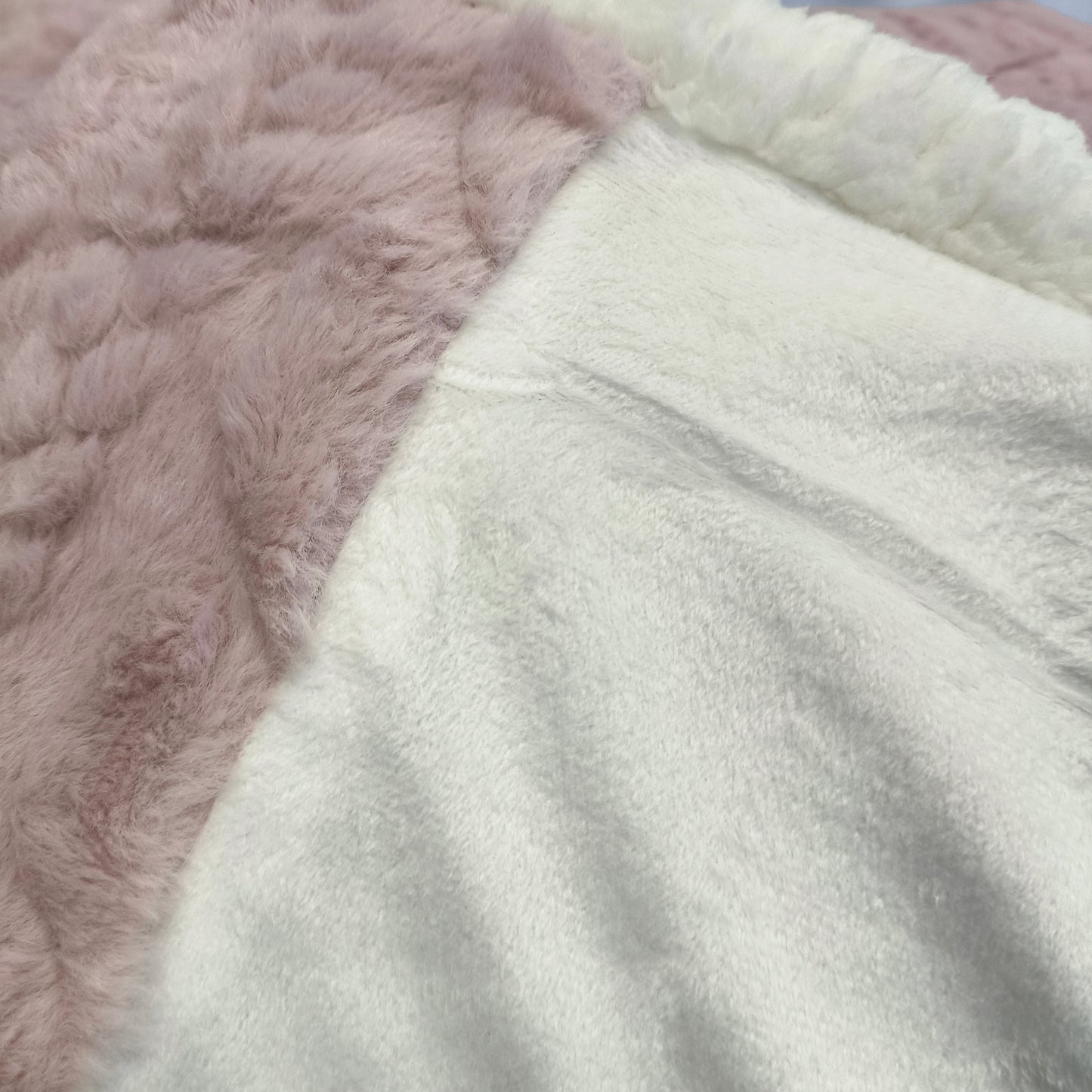 Edredón Aterciopelado con Borreguito MODELO TRAMA DE CANALÉ TRENZADO - COLOR ROSA