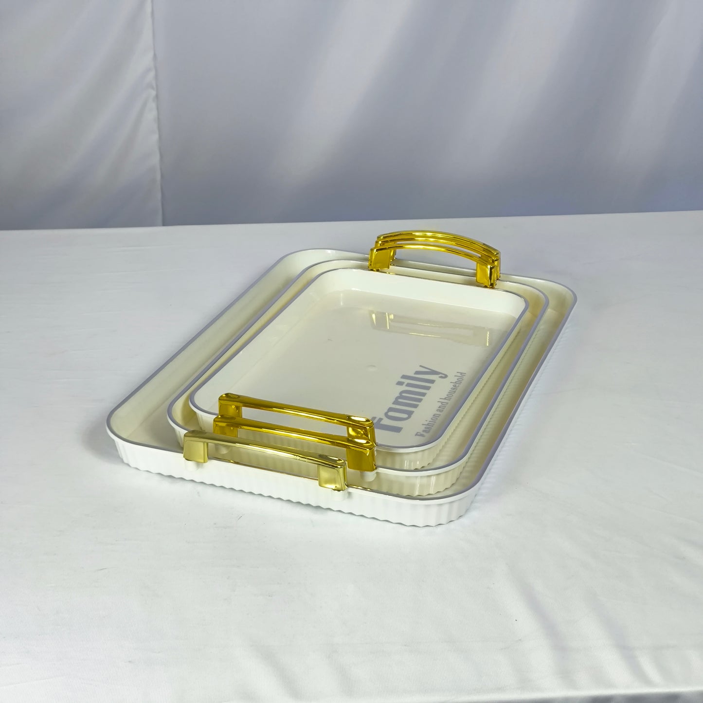 Conjunto de 3 bandejas cor creme com pegas douradas – Família