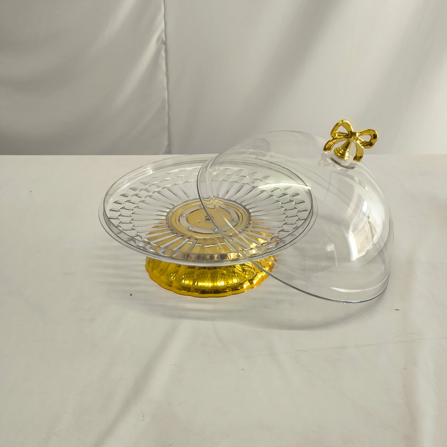Prato com cúpula em plástico e base dourada com fita – Apresentação Premium