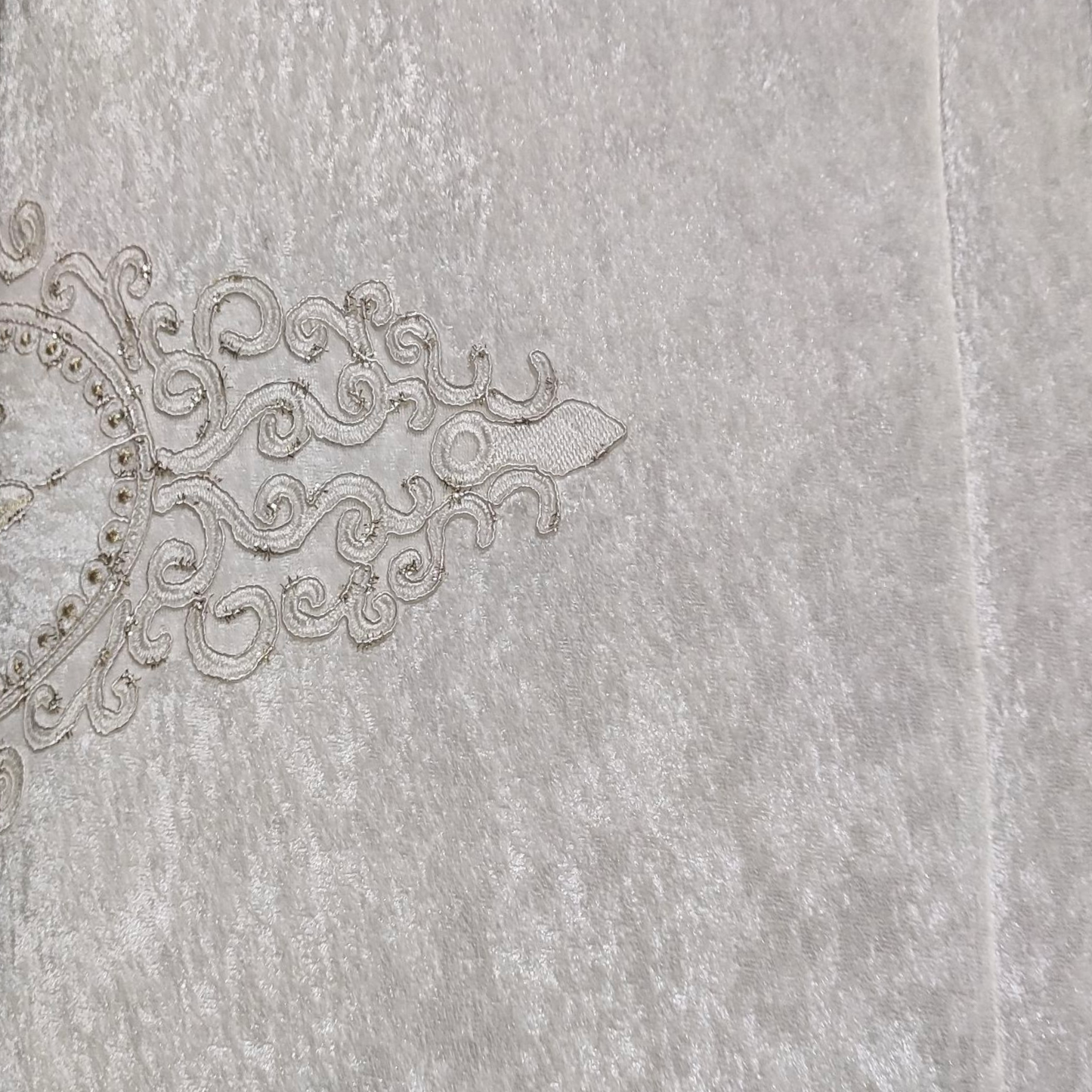 Juego de Cama "Lavinya" – Elegancia en Tonos Dorados para un Dormitorio Sofisticado