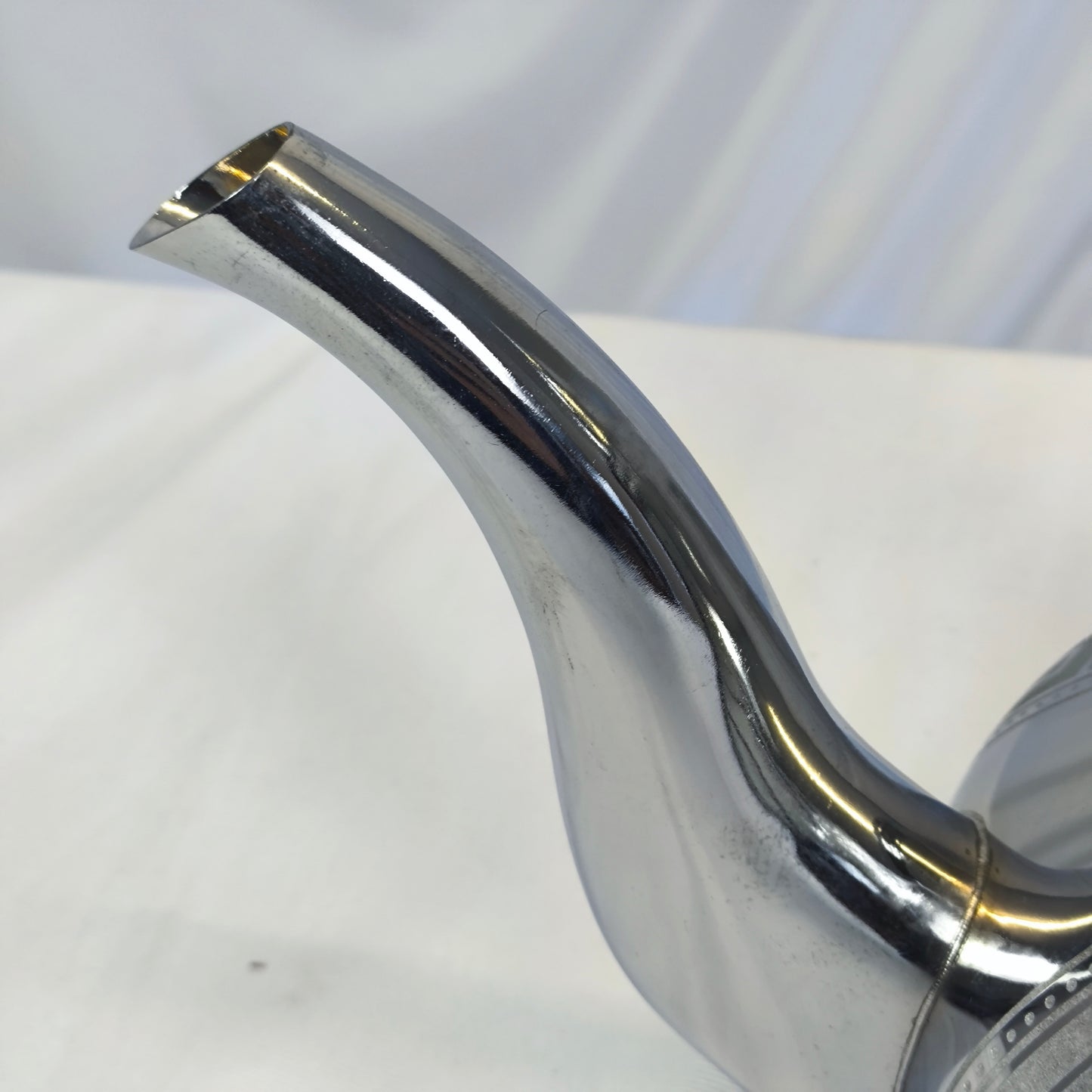 Tetera Elegante de Acero Inoxidable con Grabado Clásico y Acabado Espejo