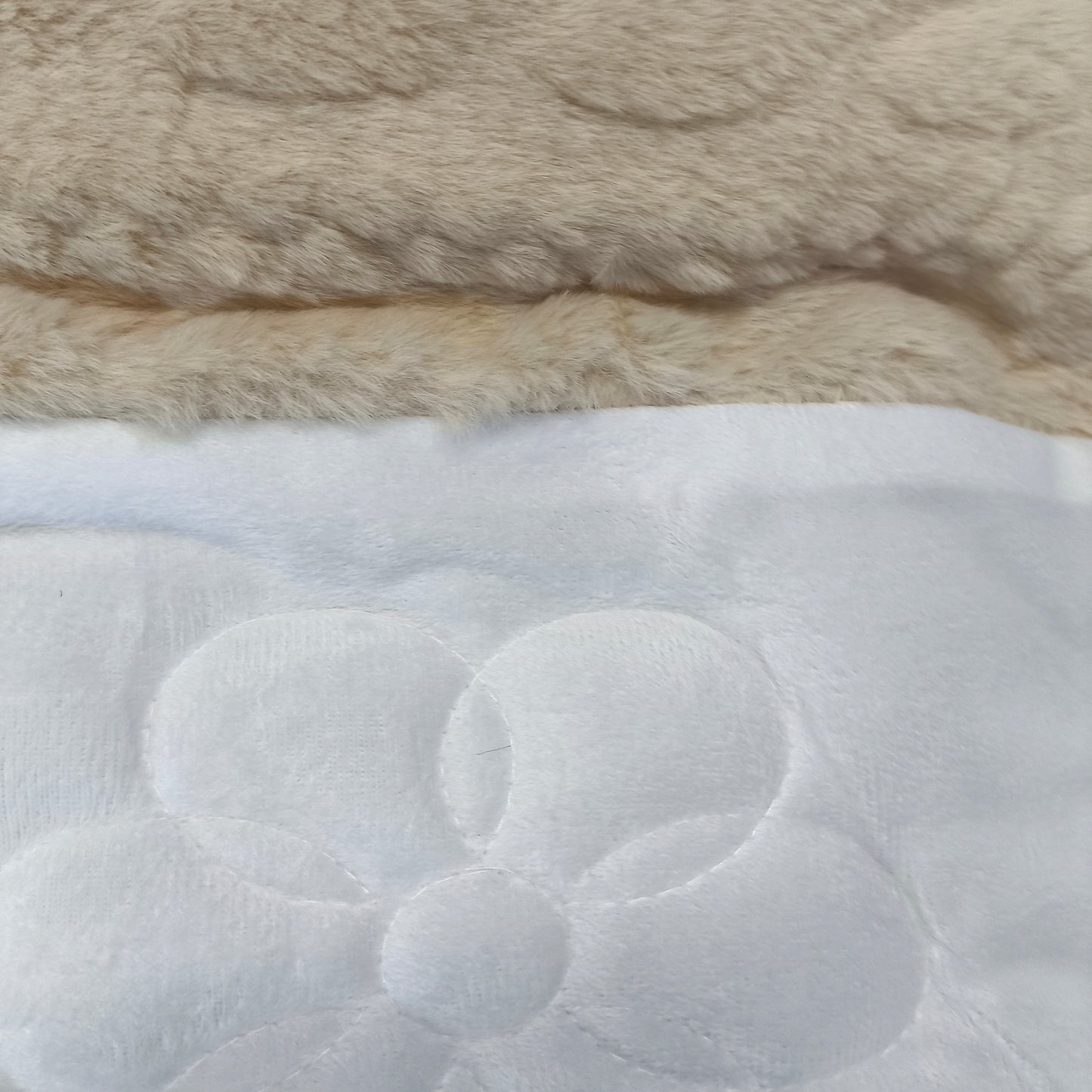 Edredón Aterciopelado con Borreguito MODELO TRAMA DE CANALÉ TRENZADO - COLOR MARRÓN