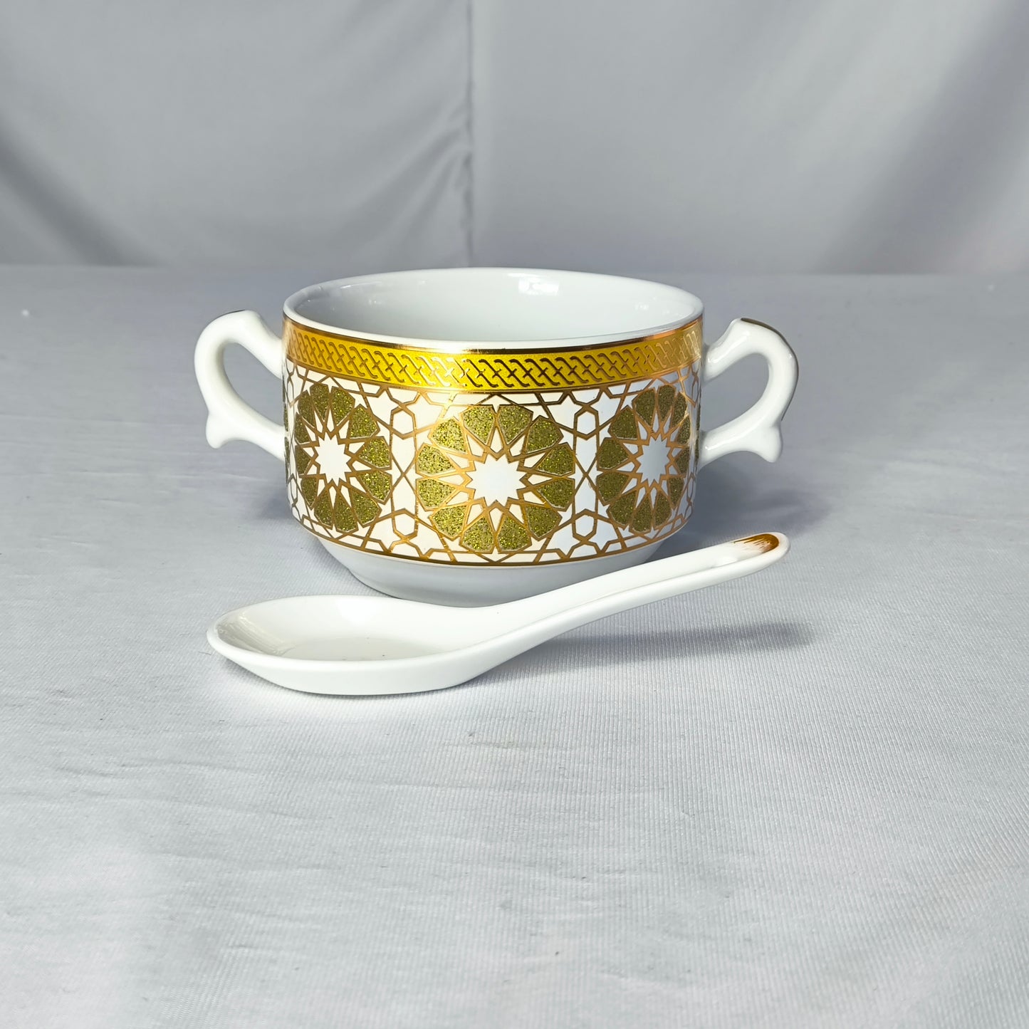 Sopera de Porcelana Blanca con Detalles Dorados y 6 Cuencos con Cucharas – Estilo Árabe Clásico