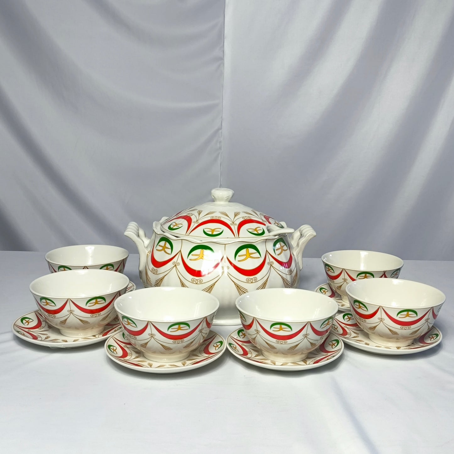 Sopera de Porcelana Decorada con 6 Cuencos y Platos – Diseño Clásico en Rojo y Verde