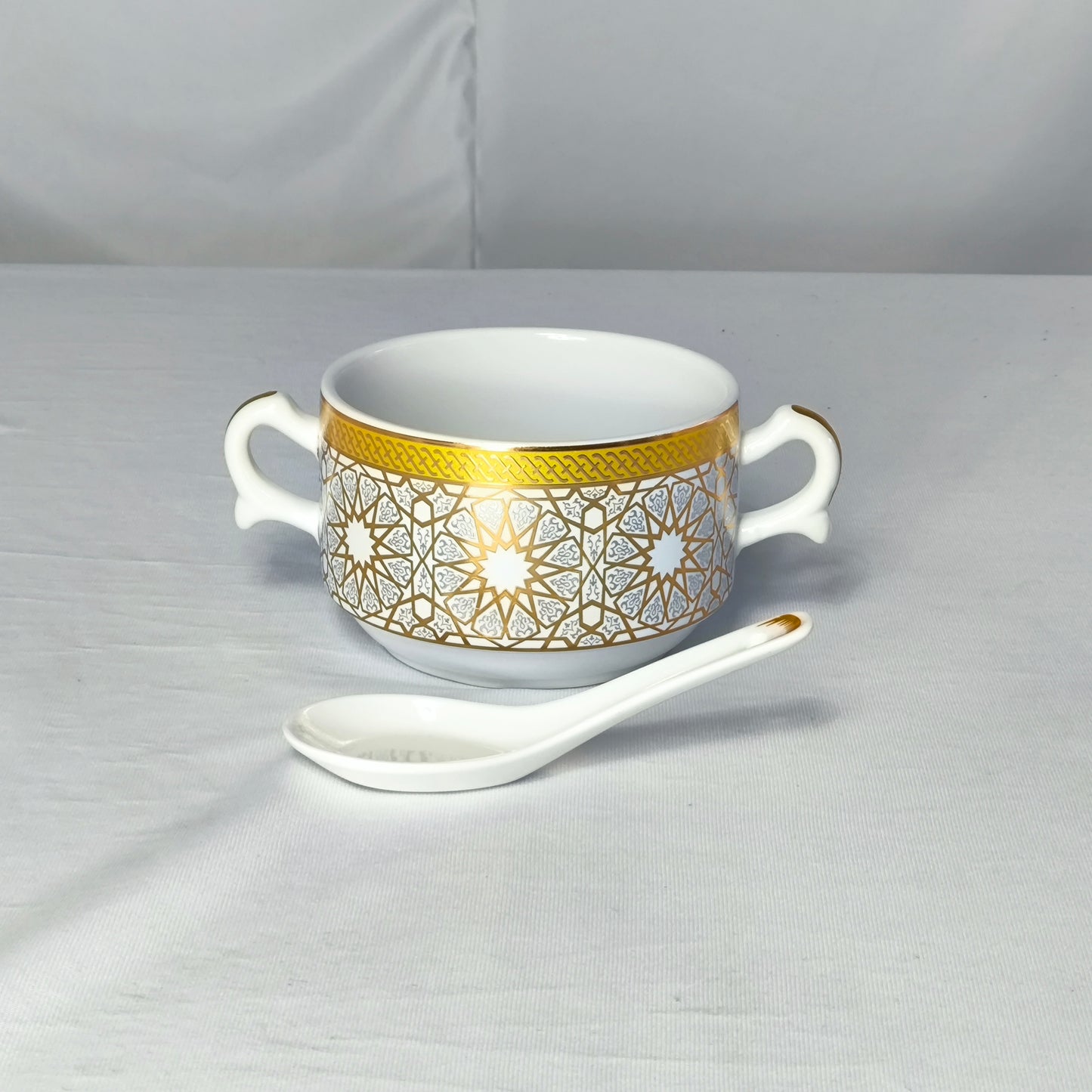 Sopera de Porcelana Blanca con Detalles Dorados y 6 Cuencos con Cucharas – Diseño Geométrico Árabe