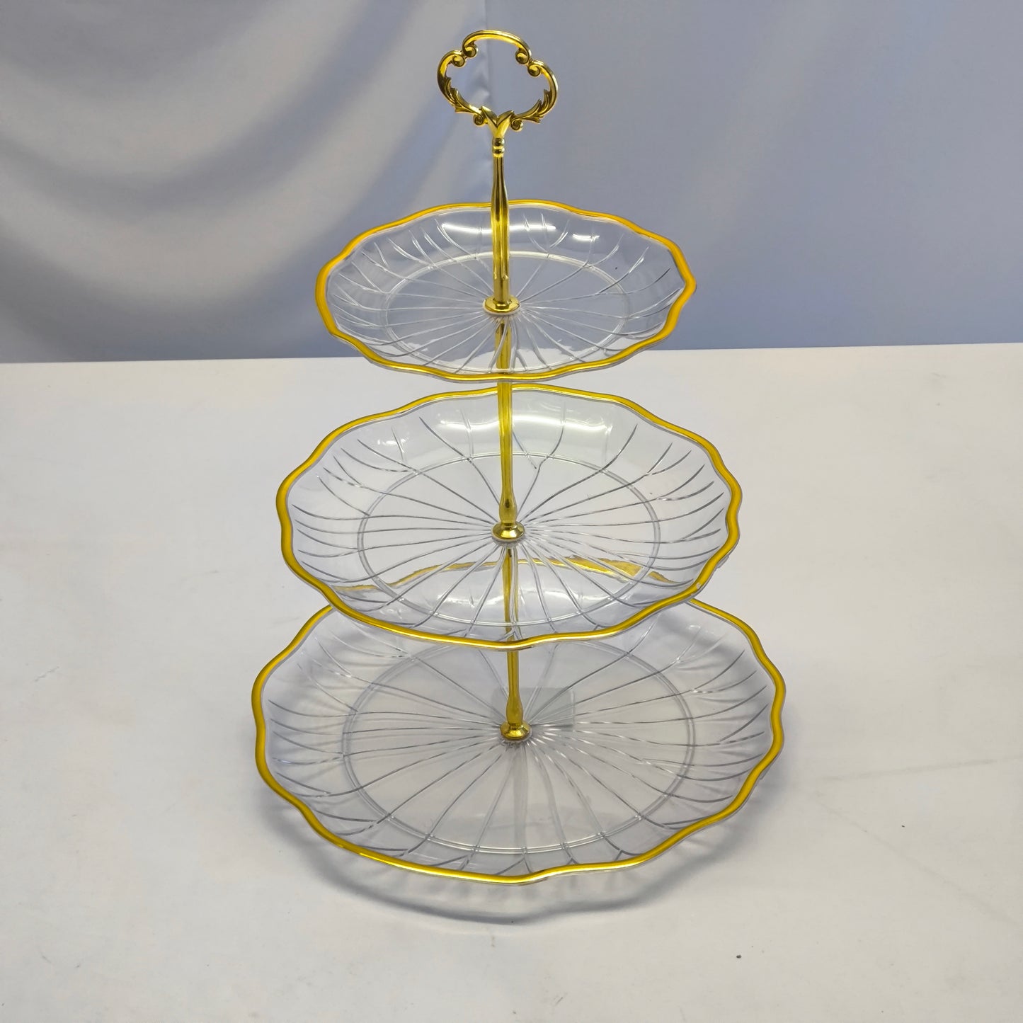 Suporte para sobremesas de 3 andares – Vidro com detalhes dourados