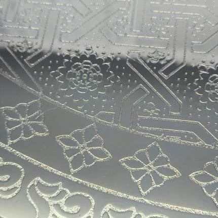 ✨ Bandeja Redonda Decorativa de Luxo com Acabamento Prateado e Detalhes Ornamentais ✨