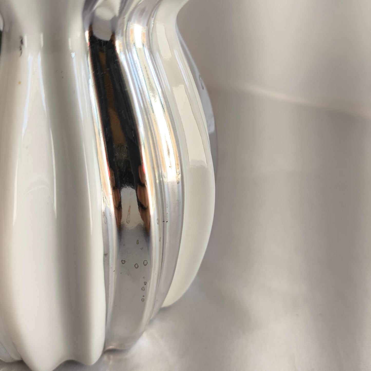 ✨ Lámpara de Mesa Decorativa Blanca con Acabado Metálico – Dorada o Plateada