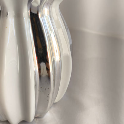 ✨ Lámpara de Mesa Decorativa Blanca con Acabado Metálico – Dorada o Plateada