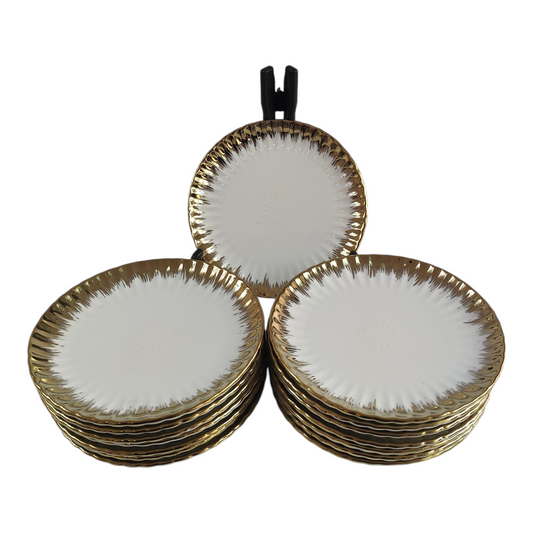 Set de 15 Platos Pequeños Decorativos de Porcelana con Borde Dorado Ø 15cm – Diseño Elegante para Postres o Aperitivos