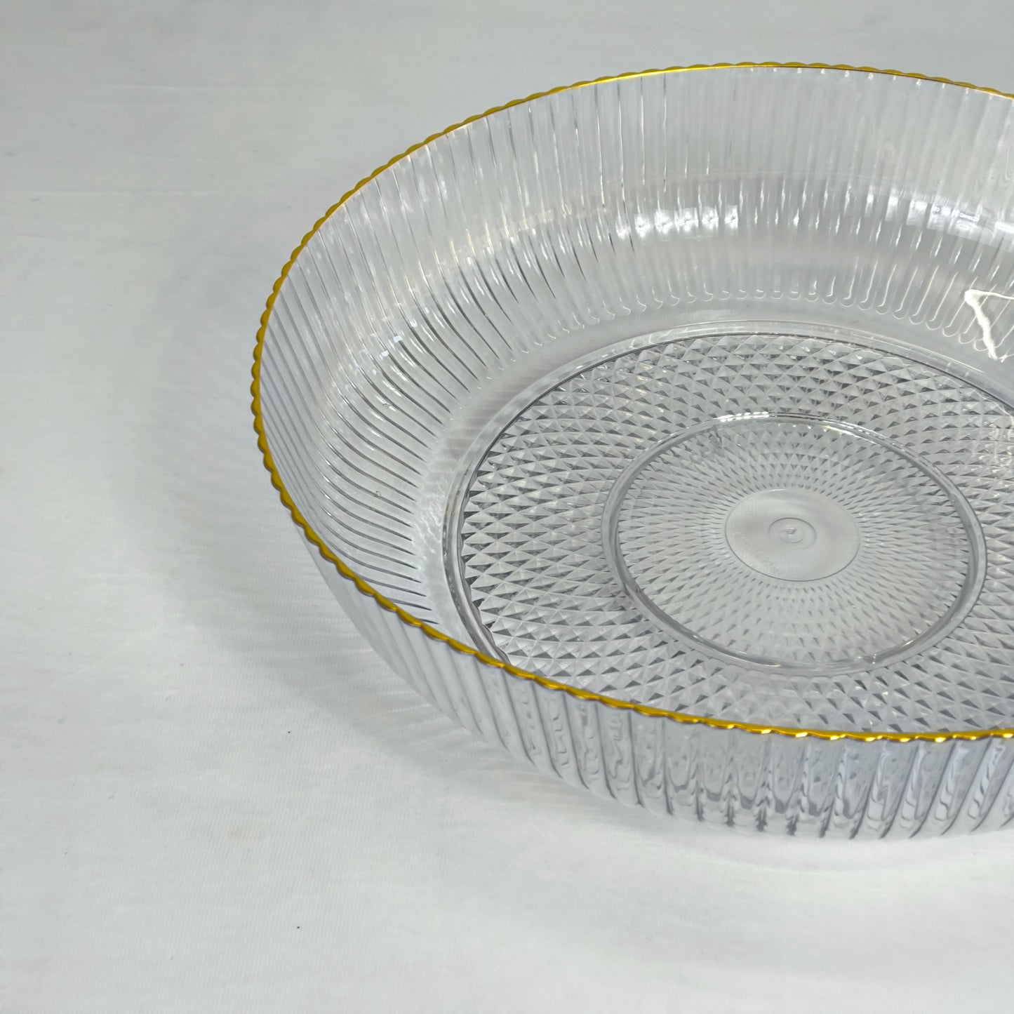 Taça canelada de plástico transparente com rebordo dourado – Design elegante