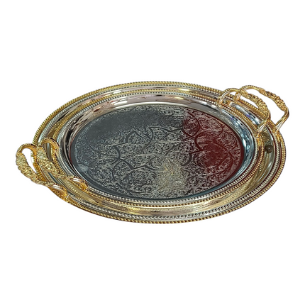 Bandeja decorativa oval bicolor em metal com pegas douradas.
