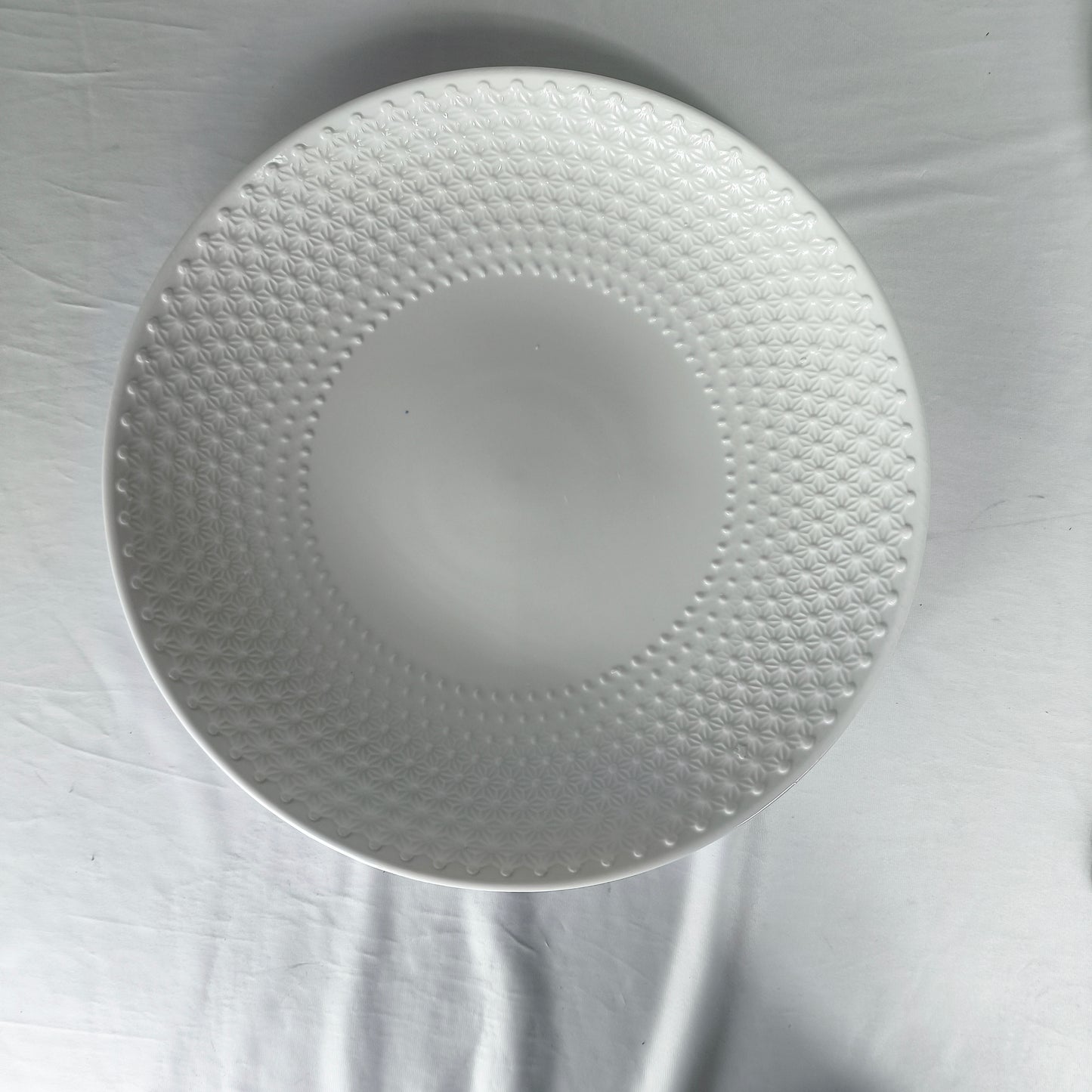 Plato Llano de Cerámica Blanca con Relieve Geométrico – Diseño Elegante y Minimalista