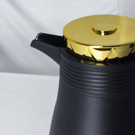 Conjunto de jarro térmico com design moderno – acabamento preto mate com detalhes dourados