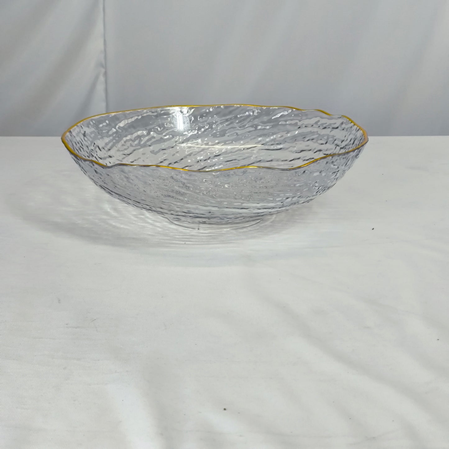 Taça de plástico com rebordo dourado – Elegância para a sua mesa