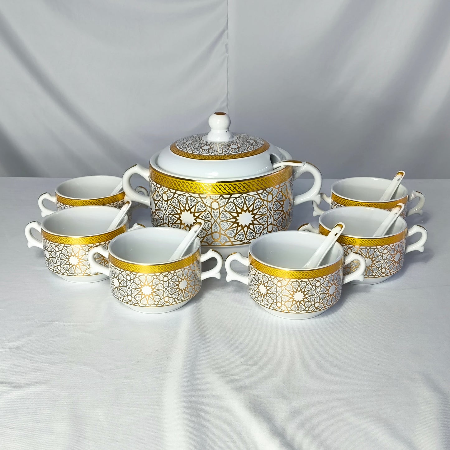 Sopera de Porcelana Blanca con Detalles Dorados y 6 Cuencos con Cucharas – Diseño Geométrico Árabe