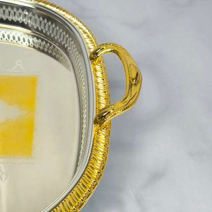 Tabuleiro Retangular Prateado e Dourado com Pegas – 55 x 40 cm | Bandeja Elegante para Servir e Decorar