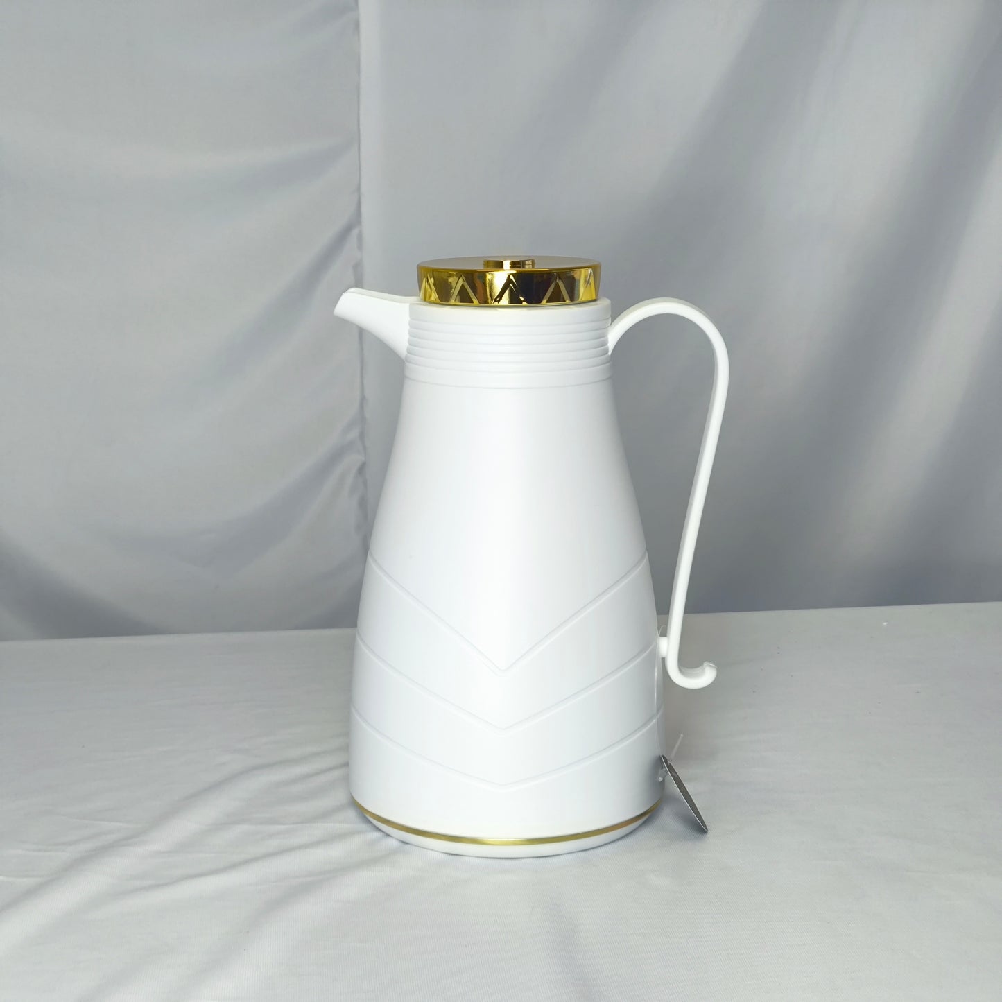 Juego de Jarras Térmicas Modernas – Blanco Mate con Detalles Dorados