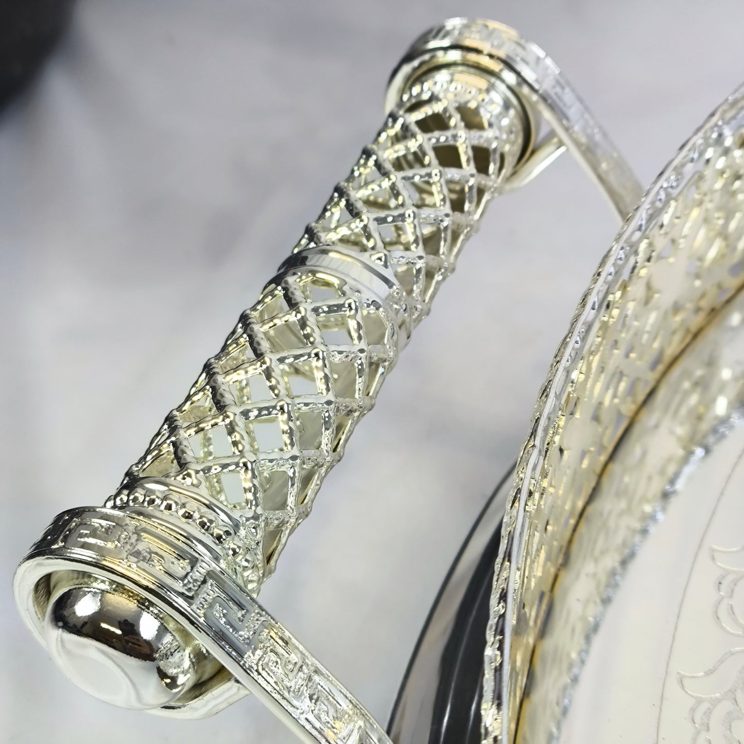 ✨ Bandeja Redonda Decorativa de Lujo en Acabado Plateado con Detalles Ornamentales ✨