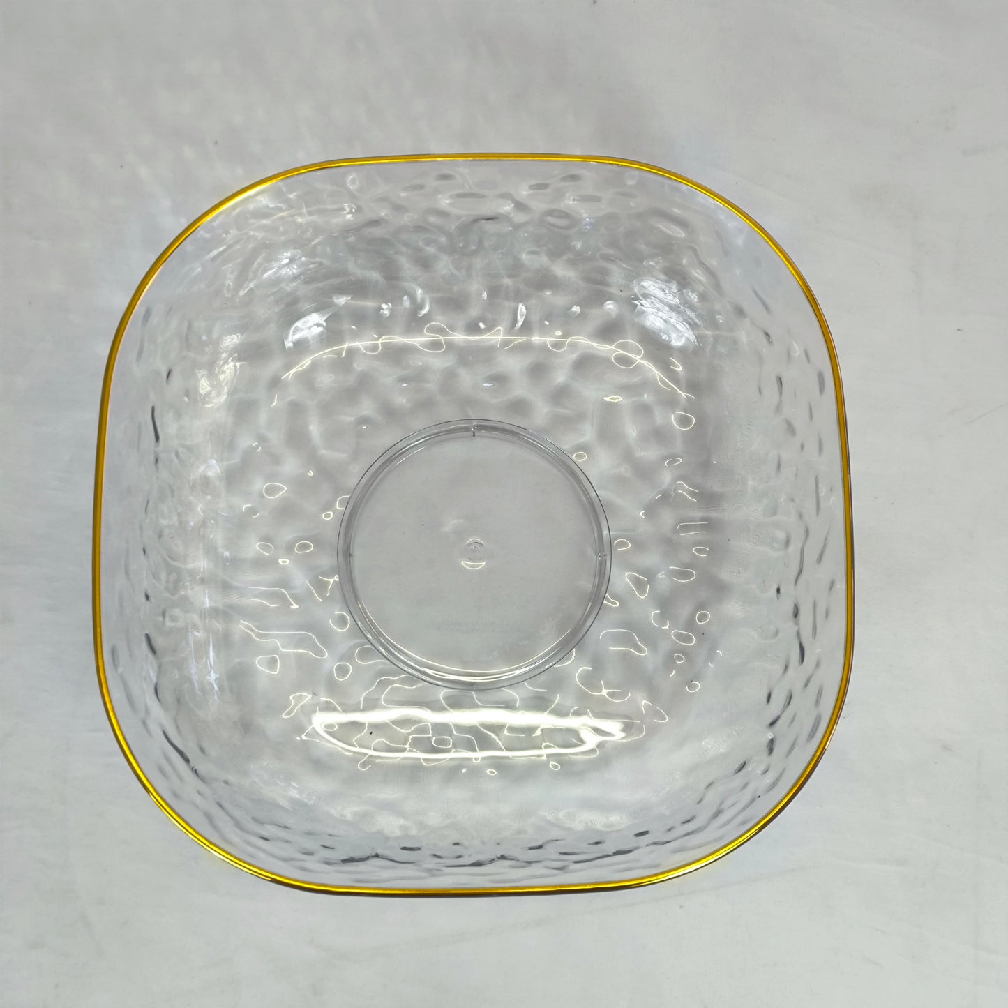 Taça de plástico transparente com rebordo dourado – efeito vidro