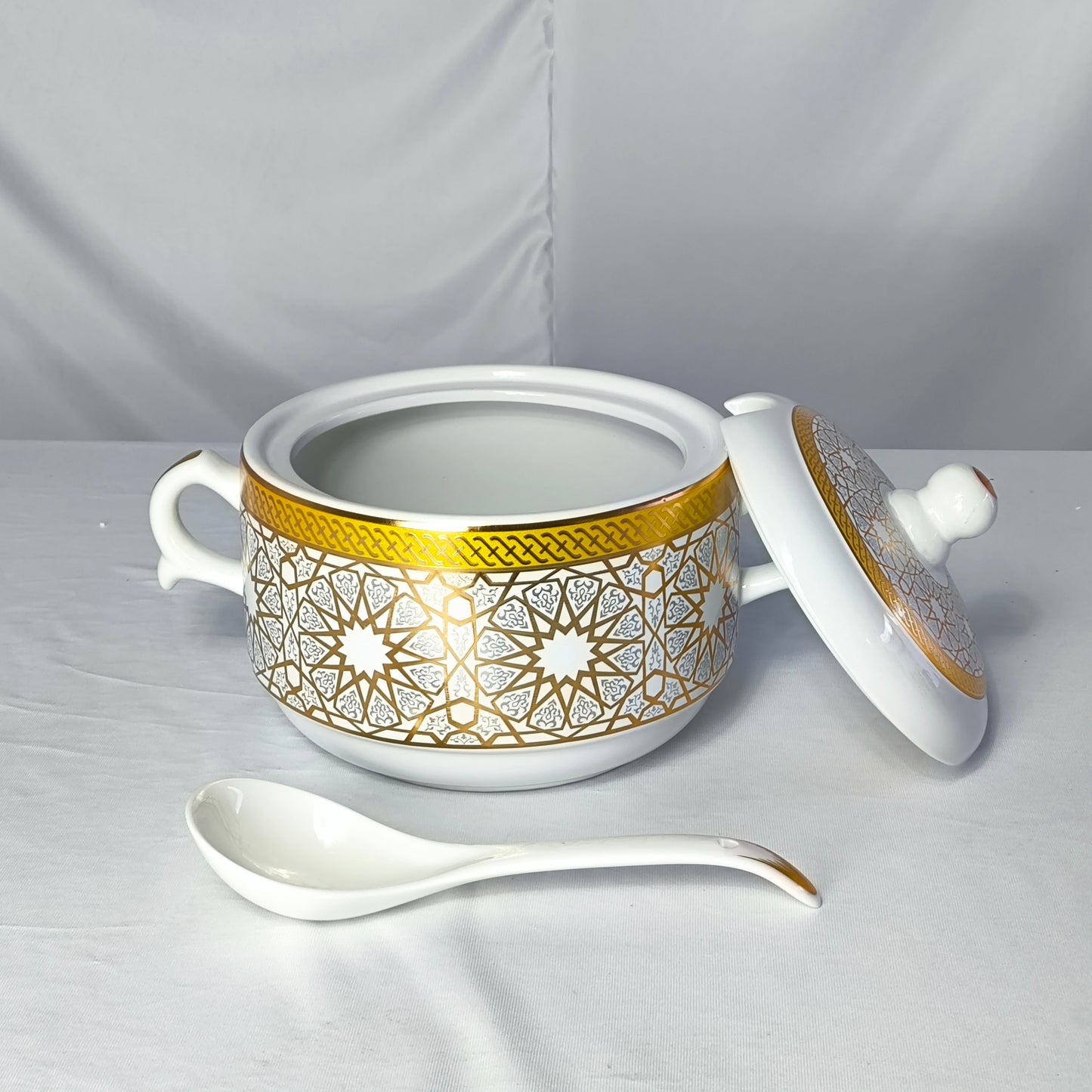 Sopera de Porcelana Blanca con Detalles Dorados y 6 Cuencos con Cucharas – Diseño Geométrico Árabe