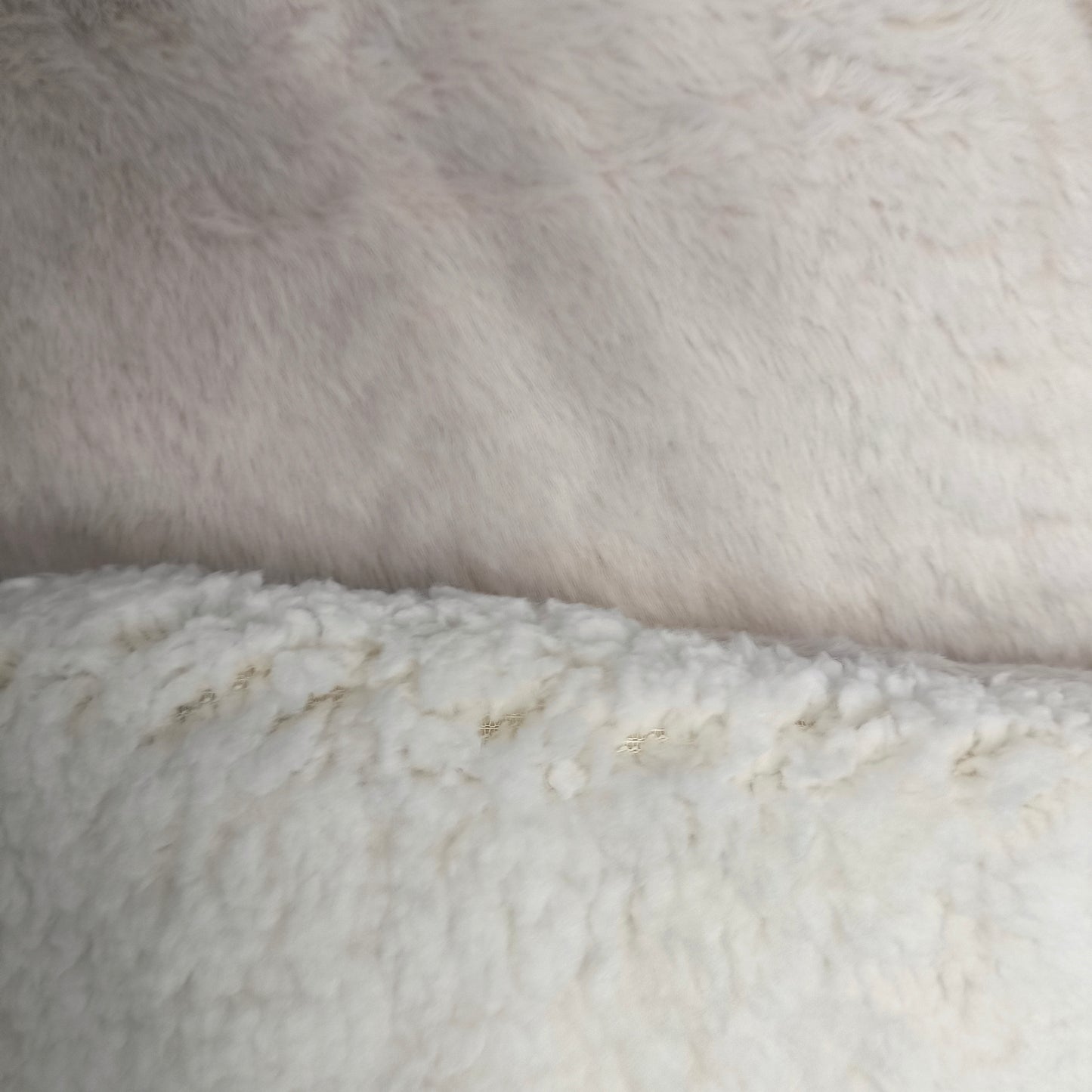 Edredón Aterciopelado con Borreguito MODELO TRAMA DE CANALÉ TRENZADO - COLOR CREMA