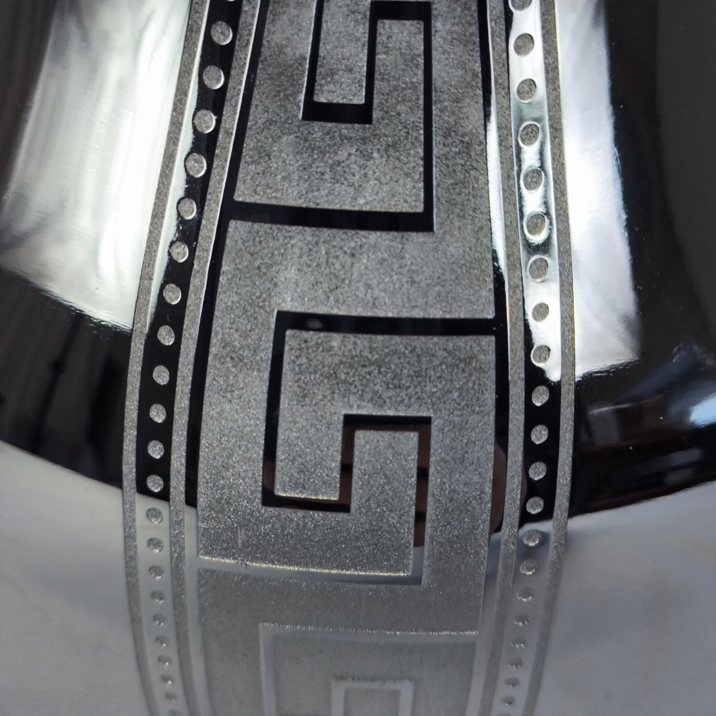 Tetera Elegante de Acero Inoxidable con Grabado Clásico y Acabado Espejo