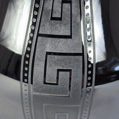 Tetera Elegante de Acero Inoxidable con Grabado Clásico y Acabado Espejo