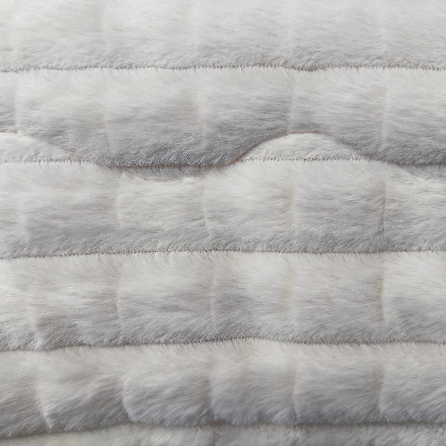 Edredão Acolchoado com Carneirinha – COR CINZENTA – Elegância e Conforto Absoluto