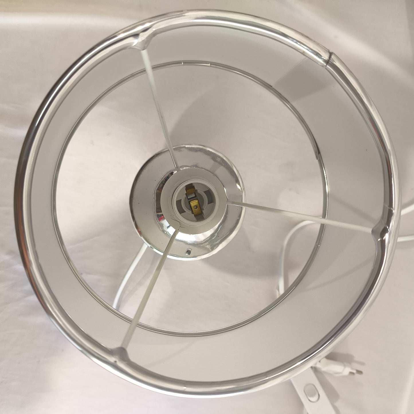 ✨ Lámpara de Mesa Decorativa Blanca con Acabado Metálico – Dorada o Plateada