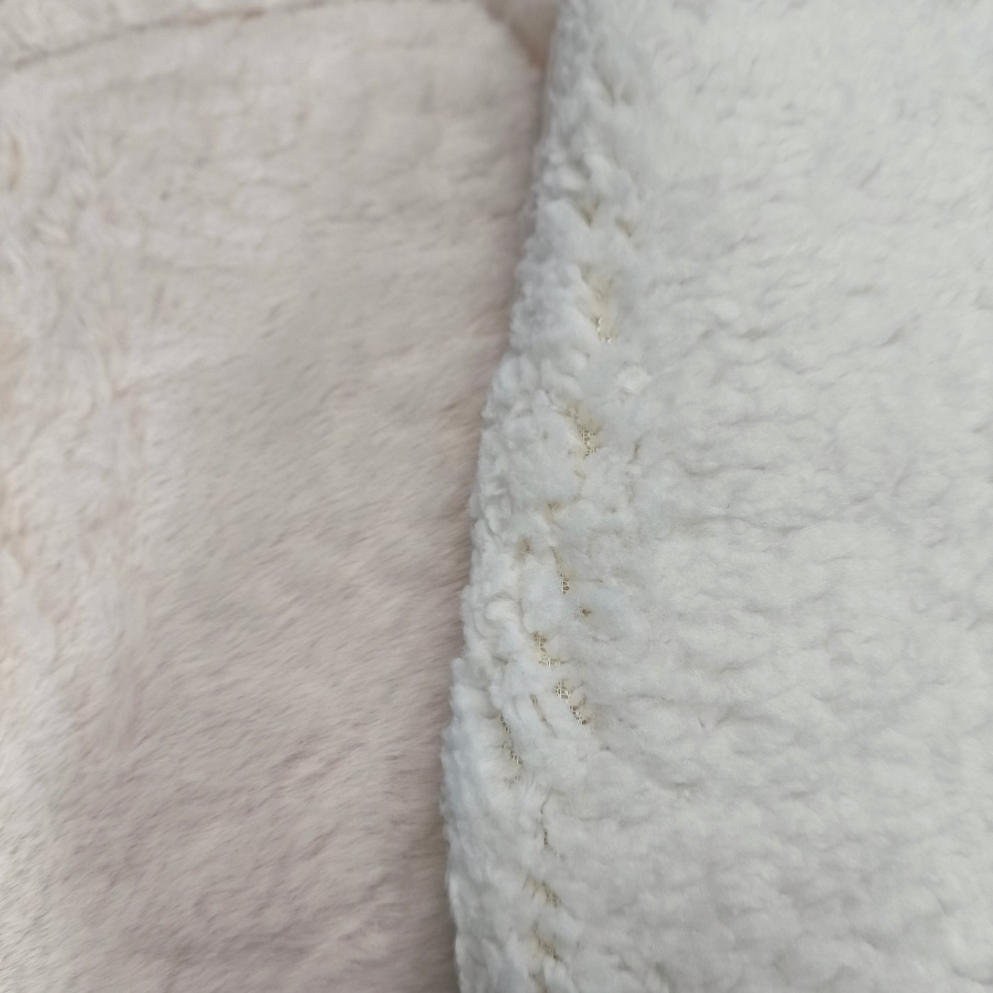 Edredón Aterciopelado con Borreguito MODELO TRAMA DE CANALÉ TRENZADO - COLOR CREMA