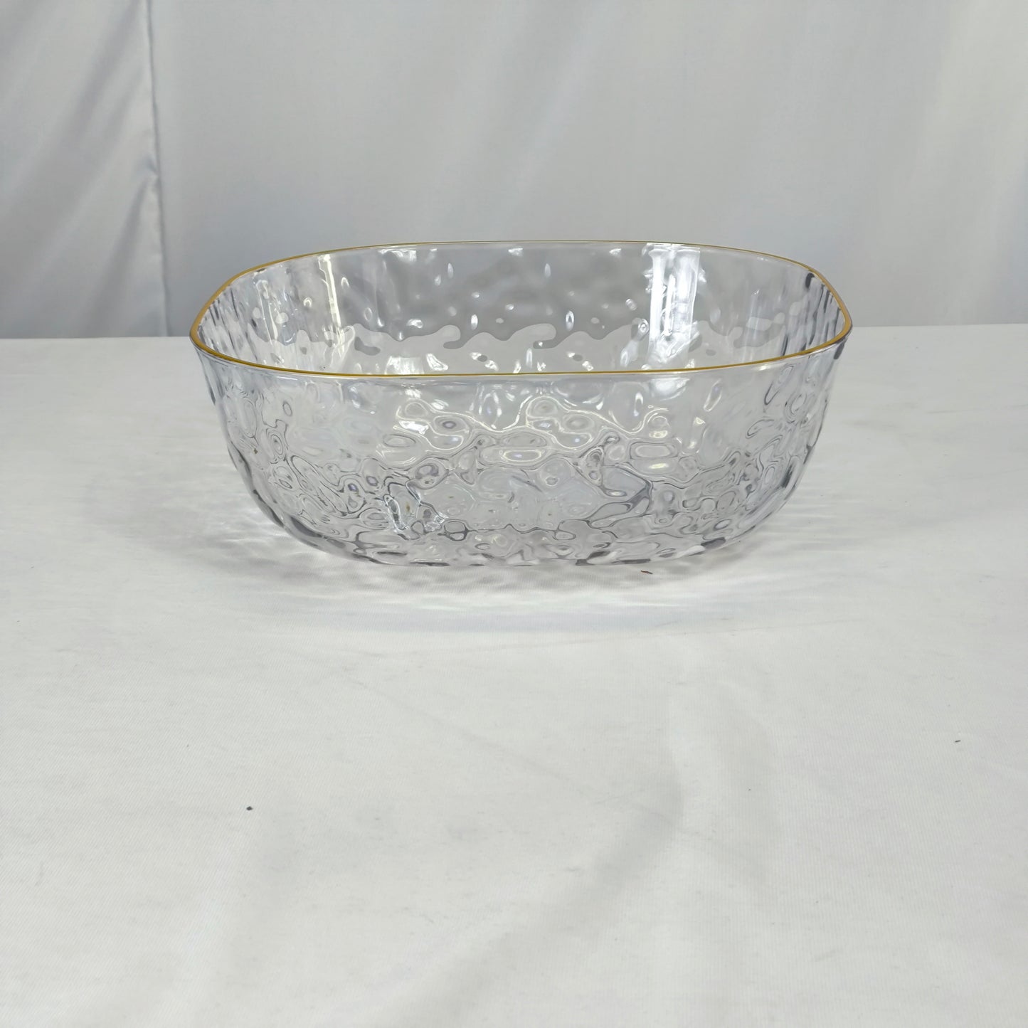 Taça de plástico transparente com rebordo dourado – efeito vidro