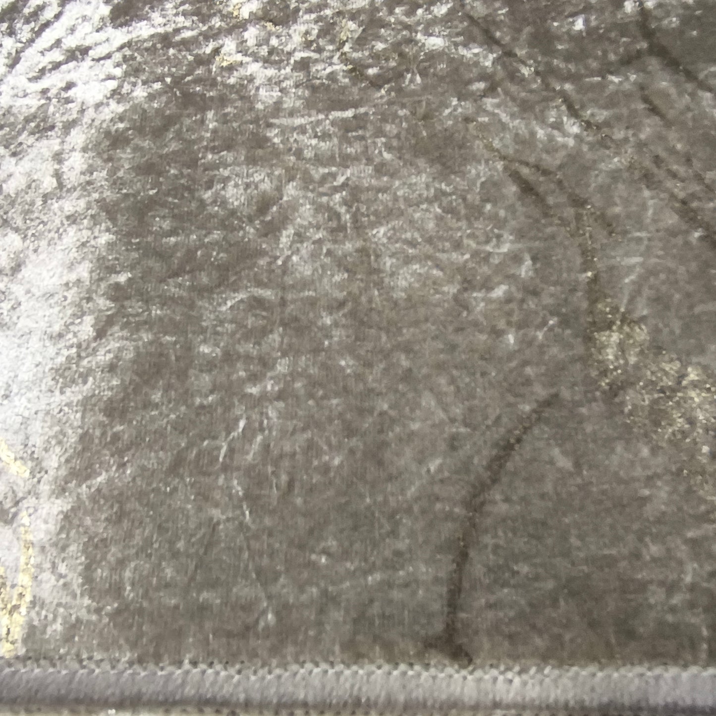 Alfombra de Salón Efecto Mármol 160x220 cm – Acabados Dorado o Plateado