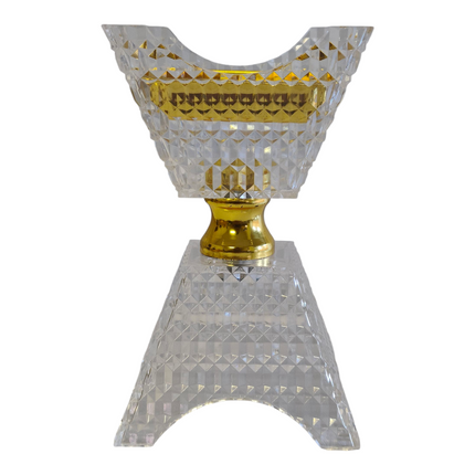Incensário árabe transparente e dourado com design em cristal esculpido.