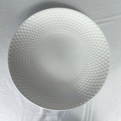 Plato Llano de Cerámica Blanca con Relieve Geométrico – Diseño Elegante y Minimalista