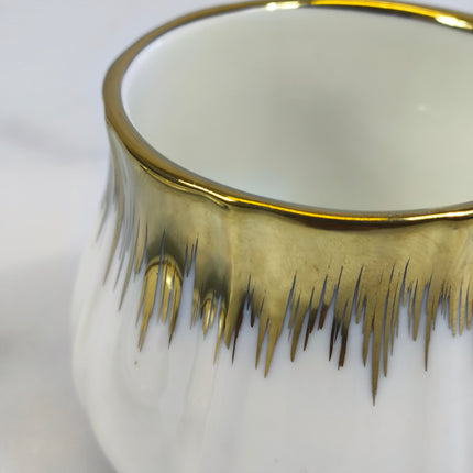 ✨ Conjunto de 6 Chávenas de Café em Porcelana Branca com Acabamento Dourado Elegante ✨