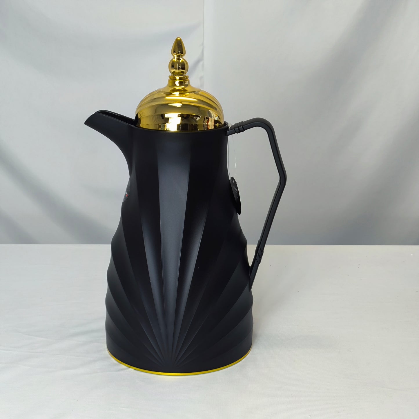 Juego de Jarras Térmicas de Diseño Premium – Negro Mate con Tapa Dorada Decorativa