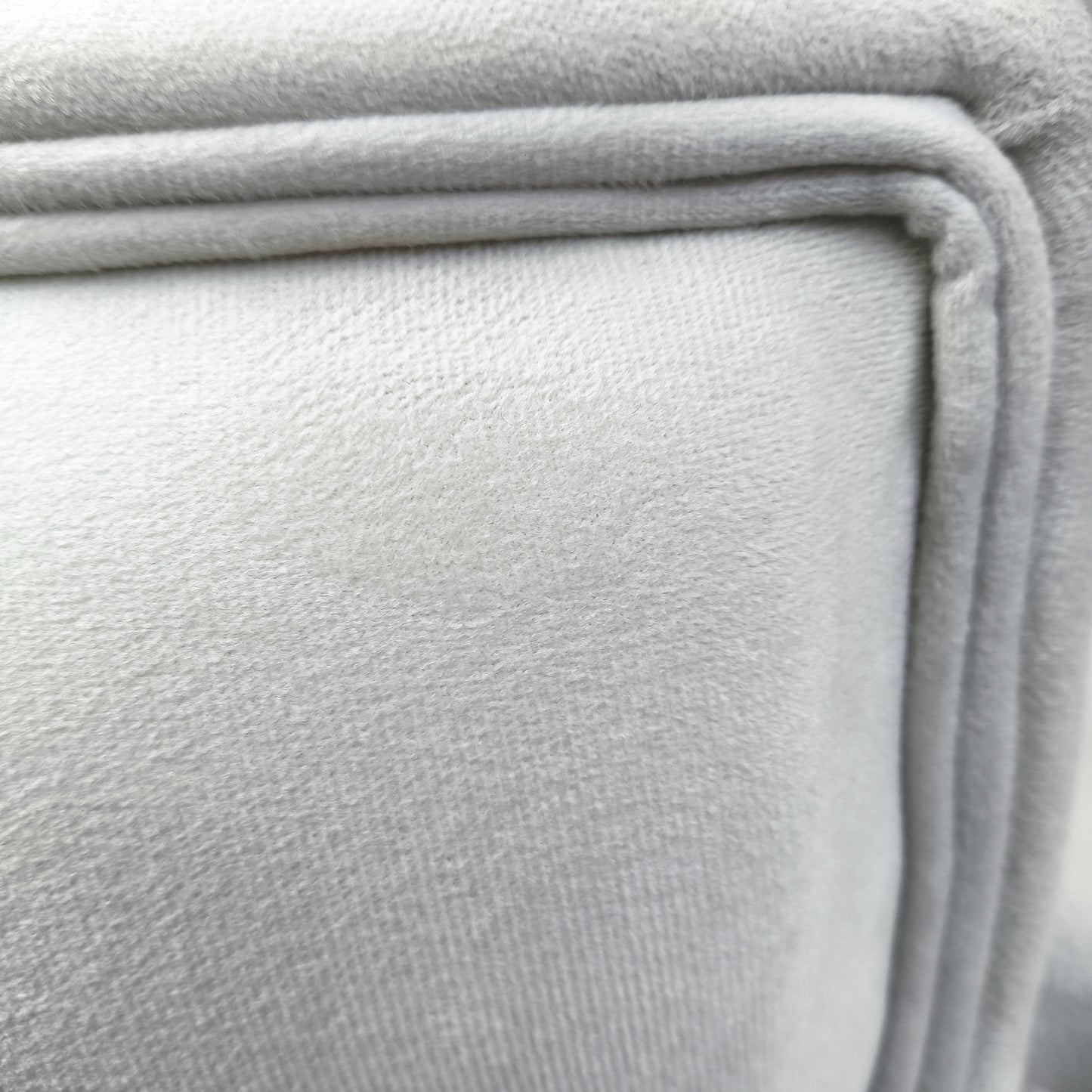 Silla terciopelo BELINDAV01 color beig claro, patas de metal dorado