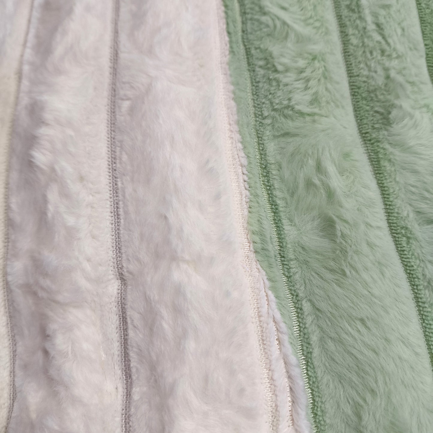 Edredón Aterciopelado con Borreguito MODELO TRAMA DE CANALÉ 2- COLOR VERDE