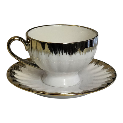 Juego de Té de Porcelana con Detalles Dorados – 6 Piezas