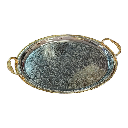 Bandeja decorativa oval bicolor em metal com pegas douradas.