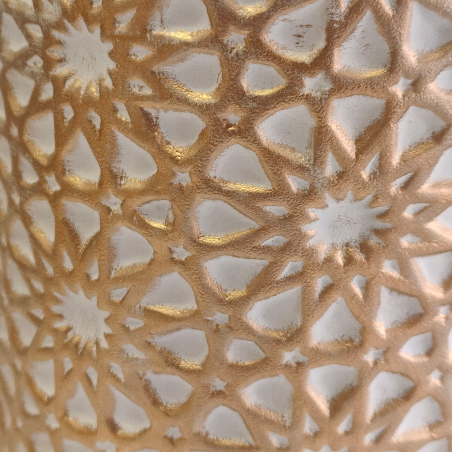 Jarrón Decorativo Árabe Dorado y Blanco con Tapa –37cm