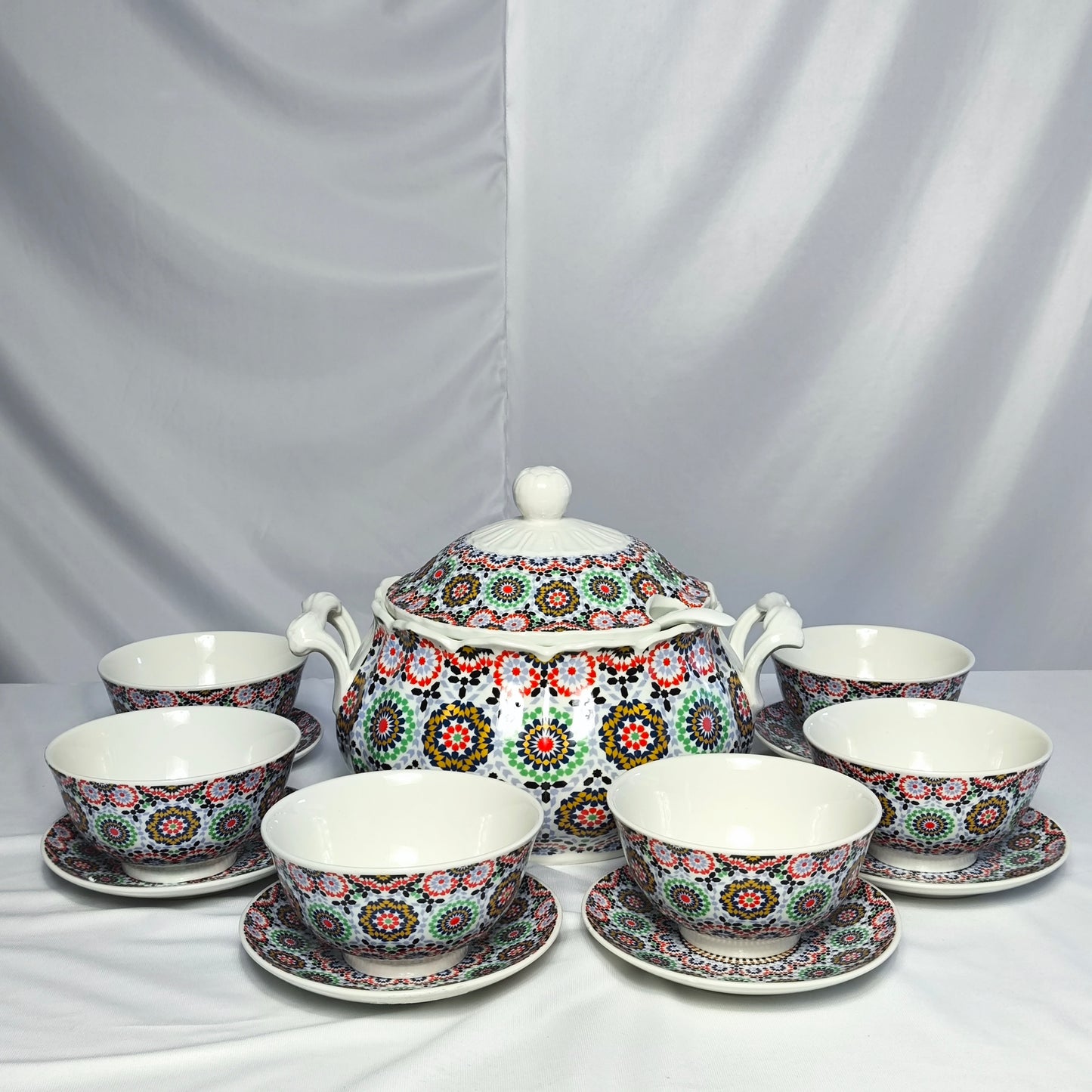 Sopera de Porcelana Decorada con 6 Cuencos y Platos – Diseño Mandala Multicolor