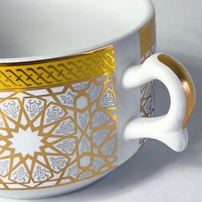 Sopera de Porcelana Blanca con Detalles Dorados y 6 Cuencos con Cucharas – Diseño Geométrico Árabe